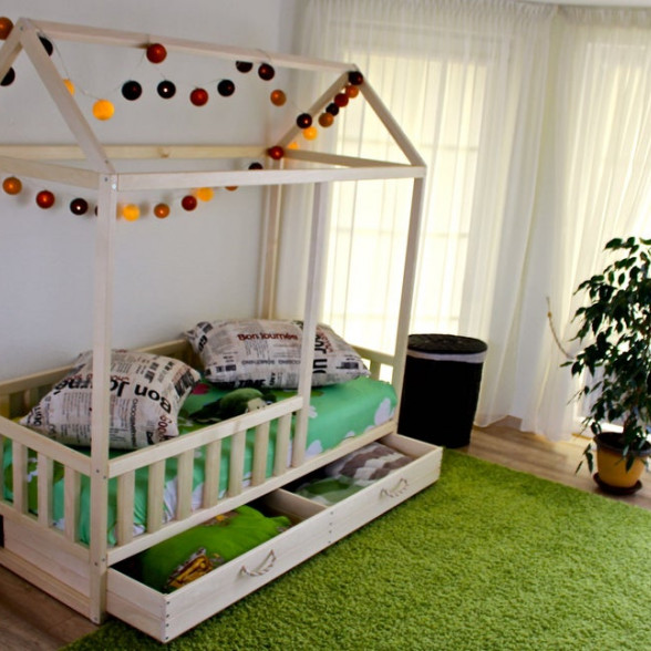 Una cama infantil acogedora y brillante con un dosel tiene lindos juguetes  suaves en la cama. Hay una planta verde al lado de la cama. fondo claro  Fotografía de stock - Alamy