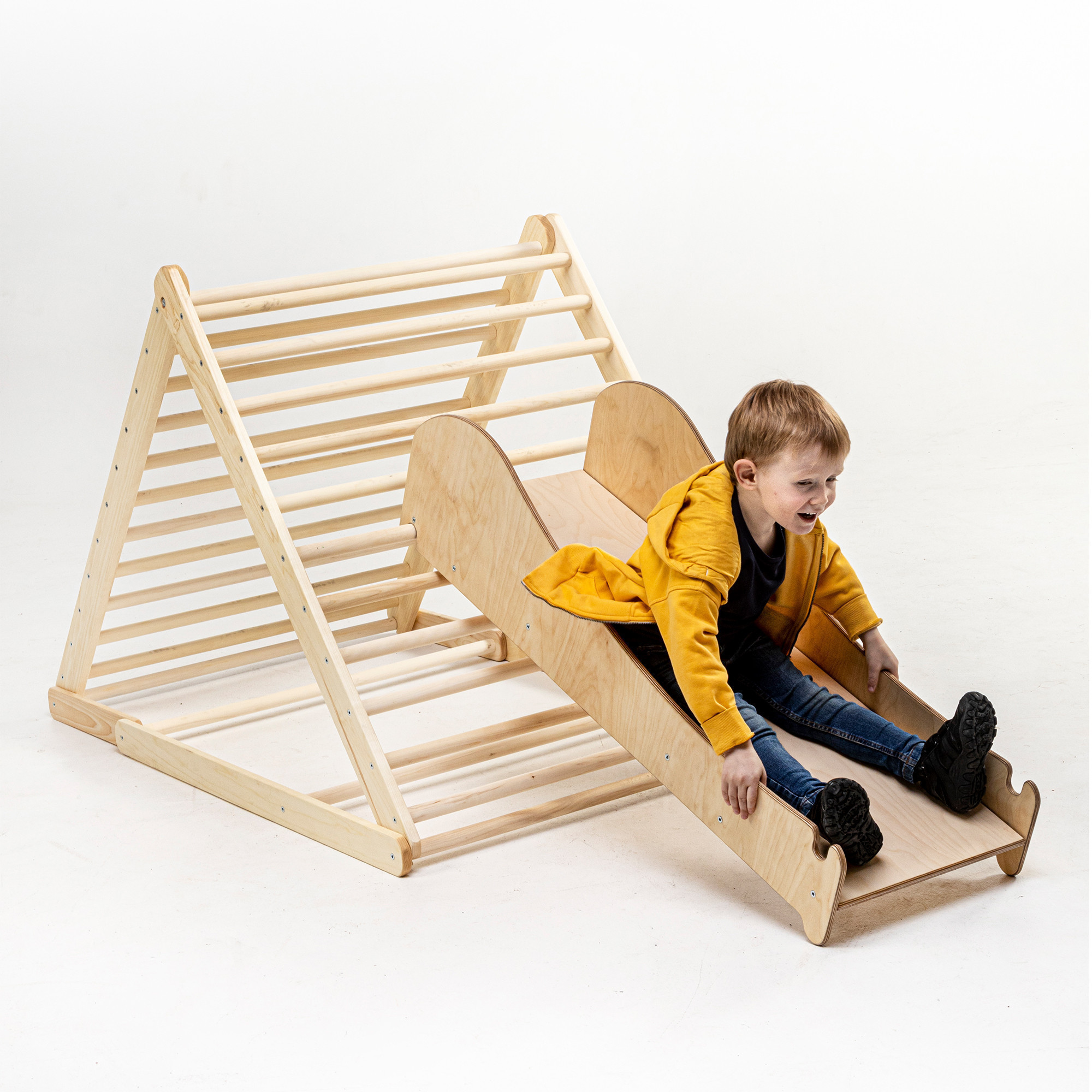 Moderno scivolo per bambini per l'arrampicata a triangolo scivolo per bambini indoor design scandi Tavola inclinata sostenibile per barre da parete Made in EU 100% ECO 